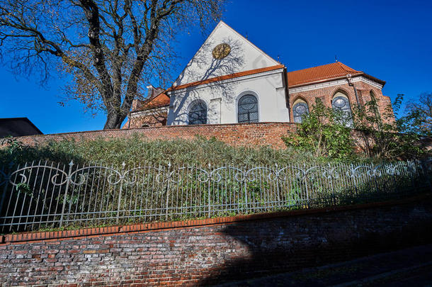 砖，中世纪的墙和哥特式教区教堂