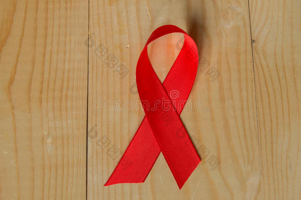 认识红丝带在木材背景：世界日对抗<strong>艾滋病</strong>，促销公众支持的健康