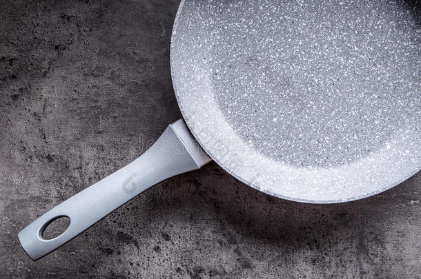 混凝土厨房板上的陶瓷锅。 厨房用具。 空锅