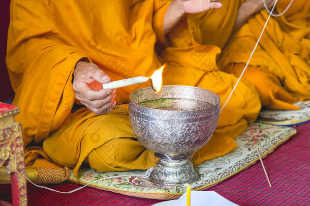 佛教僧侣正在祈祷并正式确定圣水或祝福的水