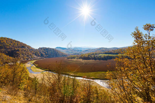 秋天的风景有河流，山脉和太阳