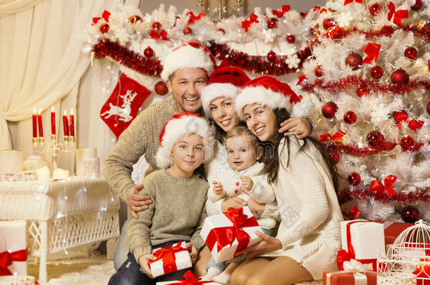 圣诞家庭肖像，圣诞树礼物，节日庆祝