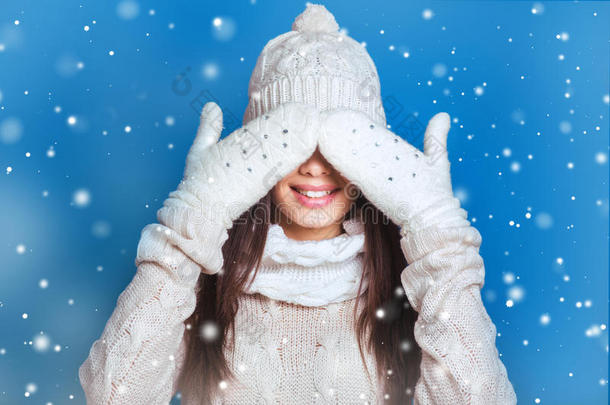 冬天雪景中年轻女子的美丽冬天肖像。 下雪的冬季美丽概念。 女孩用哈闭上眼睛