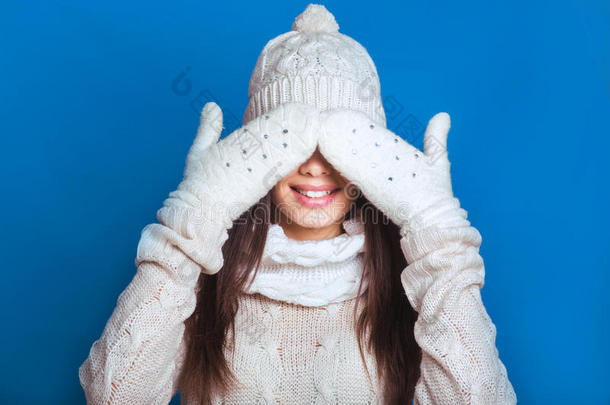 冬天雪景中年轻女子的美丽冬天肖像。 下雪的冬季美丽概念。 女孩用哈闭上眼睛