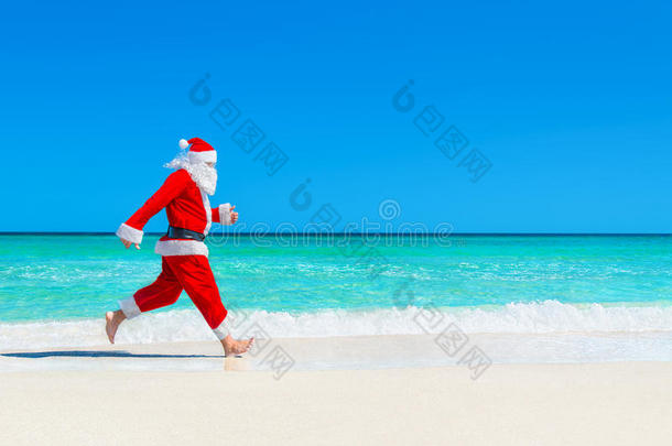 圣诞老人在热带海滩奔跑，<strong>抵御</strong>海浪的飞溅
