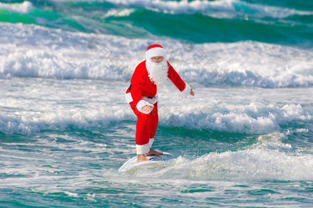 圣诞老人圣诞老人在海上用冲浪板冲浪