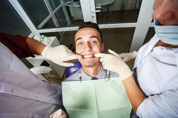 牙科，病人检查和牙科治疗