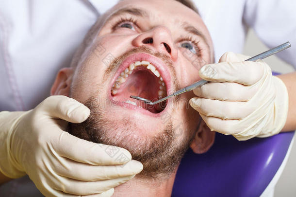 牙科，病人检查和牙科治疗