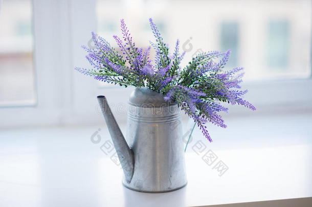 美丽的花束在木制的陶罐上浇水