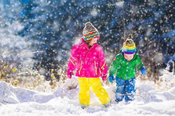 孩子们在下雪的冬天公园玩耍