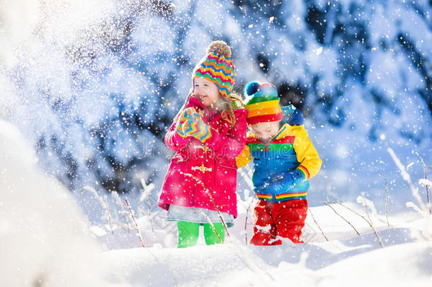 孩子们在下雪的冬天公园玩耍