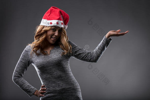 一个女孩的圣诞<strong>服装展示</strong>了一个产品的占位符