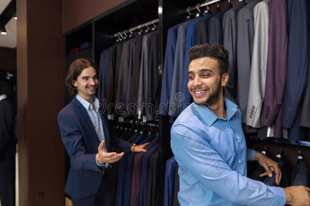 英俊的商人时装店，顾客在<strong>零售店</strong>选择衣服