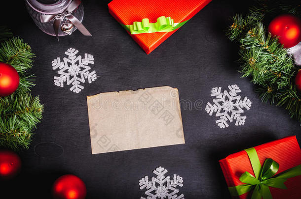 黑色桌子上的圣诞礼物和一封信