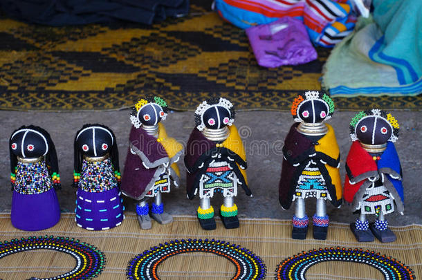 非洲独特的布娃娃在传统手工制作的衣服出售。