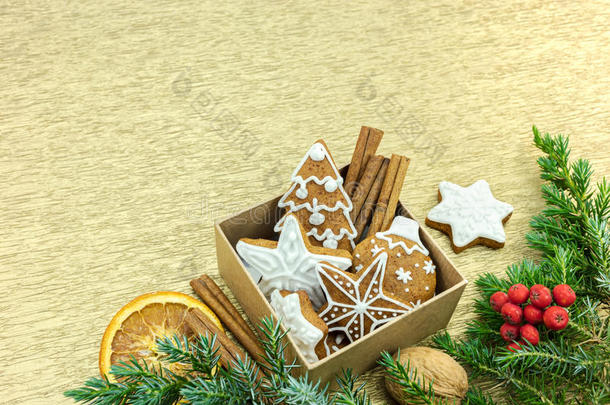 圣诞<strong>礼盒</strong>里的姜<strong>饼</strong>，金色背景上的水果，坚果