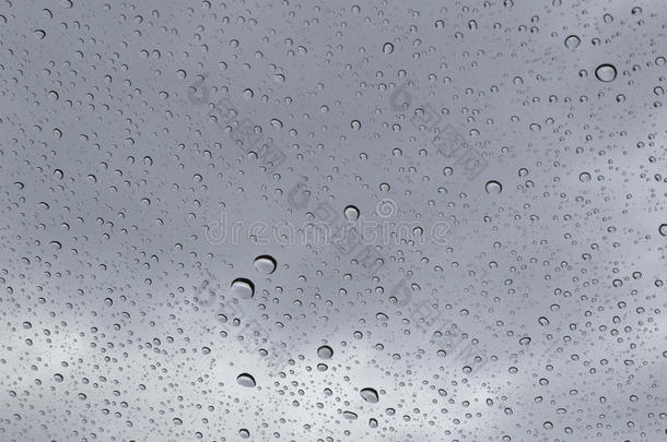 挡风玻璃上的雨滴