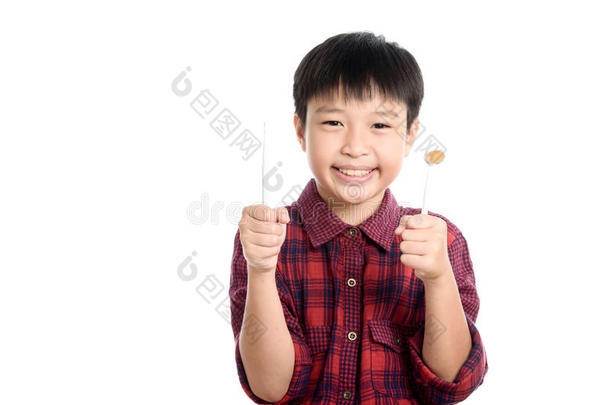牙医检查年轻的亚洲男孩的牙齿
