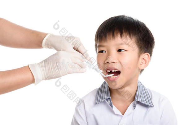 牙医检查年轻的亚洲男孩的牙齿