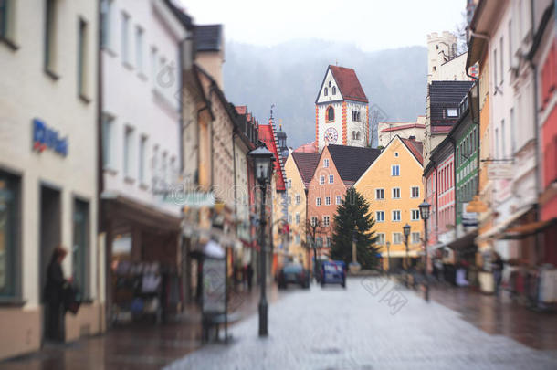 美丽充满活力的五彩市中心的街道图片在福森，拜仁，巴伐利亚，德国