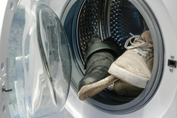 洗衣机里脏的黑白运动鞋。