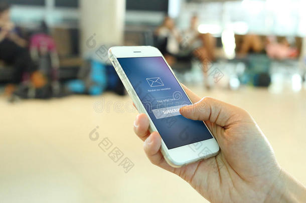 手持智能手机与成员登录屏幕在机场背景