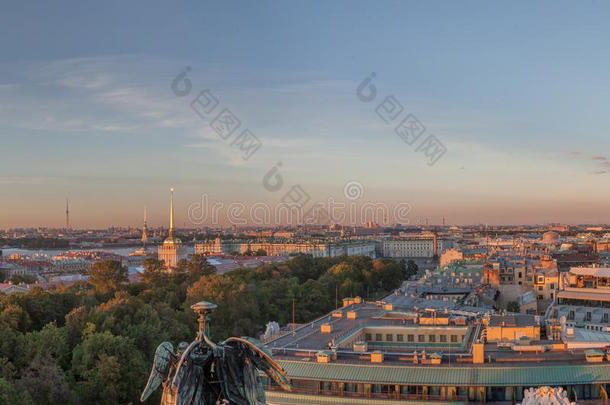 晴朗的夏日傍晚，圣彼得堡的傍晚全景