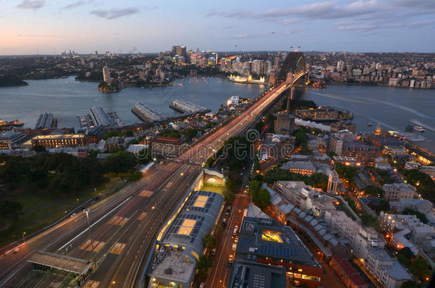 悉尼海港大桥黄昏的鸟瞰图