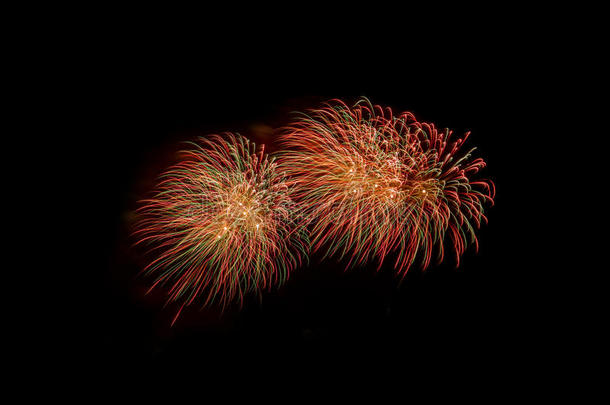 五颜六色的烟花在黑暗的天空，显示在一个庆祝活动