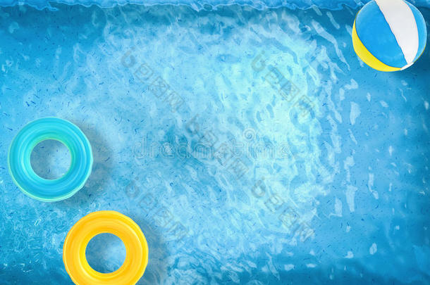 沙滩球和游泳圈漂浮在游泳池上