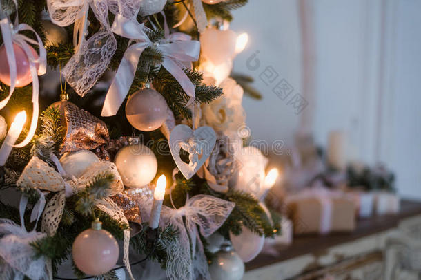 圣诞装饰品通常是由玻璃、金属、木材或陶瓷制成的装饰品，用来装饰一棵树。 模糊的礼物