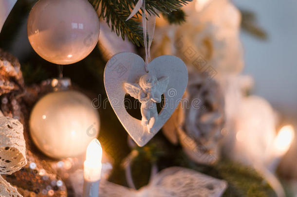 圣诞天使和球在树枝上，灯饰为蜡烛