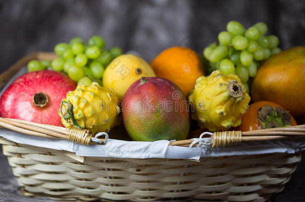异国水果，卡其色，芒果，皮塔哈亚，石榴在白色的背景