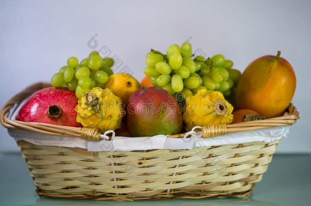 异国水果，卡其色，芒果，皮塔哈亚，石榴在白色的背景-