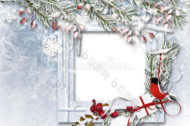 圣诞背景与相框，牛翅，雪枝和红色浆果