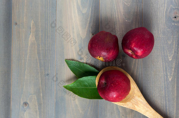 木头背景上的新鲜红苹果