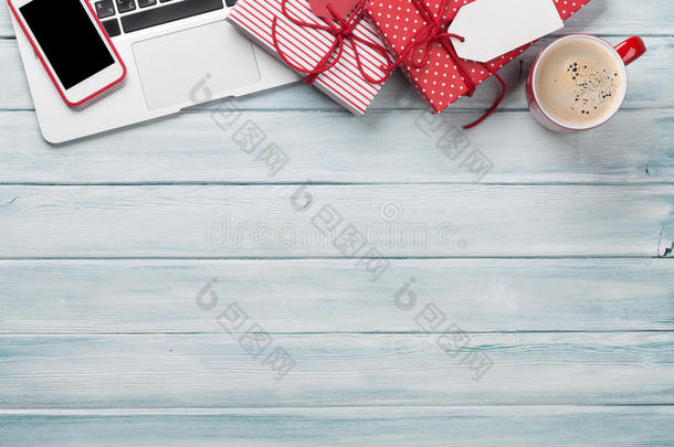 圣诞<strong>礼盒</strong>，电脑和<strong>咖啡</strong>杯在木头上