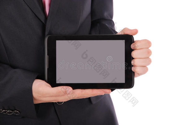 穿着黑色西装的男孩拿着一台平板电脑