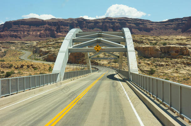 一座横跨犹他州偏远地区峡谷的桥