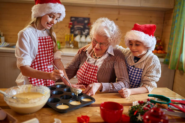 奶奶和孙子们准备饼干-家庭时间