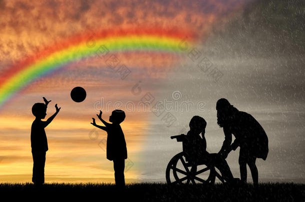 残疾儿童在轮椅上哭泣，他的母亲在孩子们附近玩球