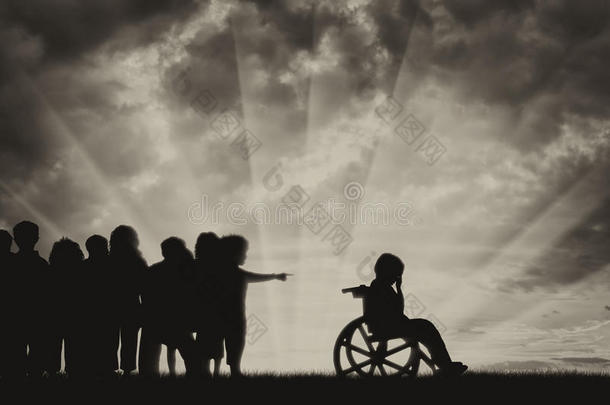 残疾的孩子在轮椅上哭泣，孩子们追着他