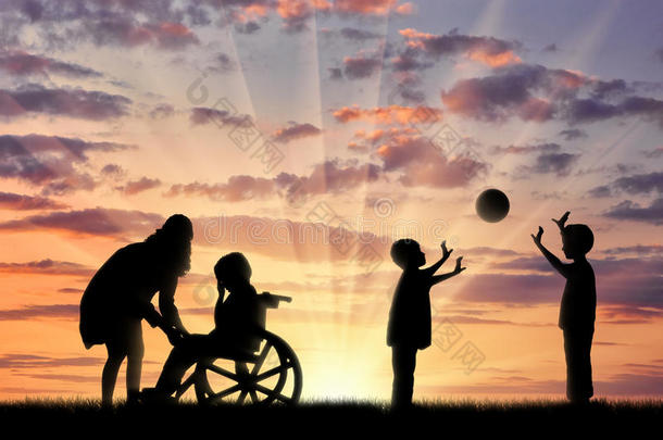 <strong>残疾儿童</strong>在轮椅上哭泣，他的母亲在孩子们附近玩球