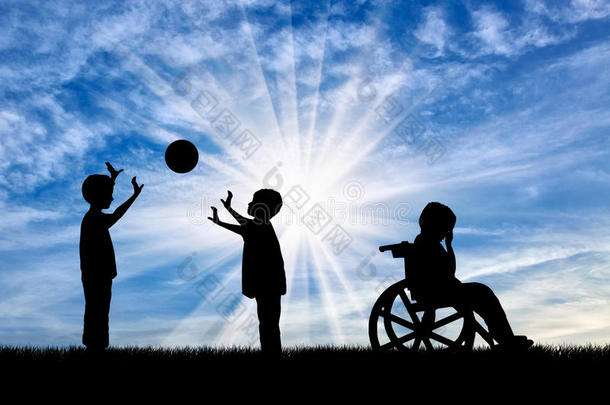 <strong>残疾儿童</strong>在轮椅上哭泣，靠近<strong>儿童</strong>玩球
