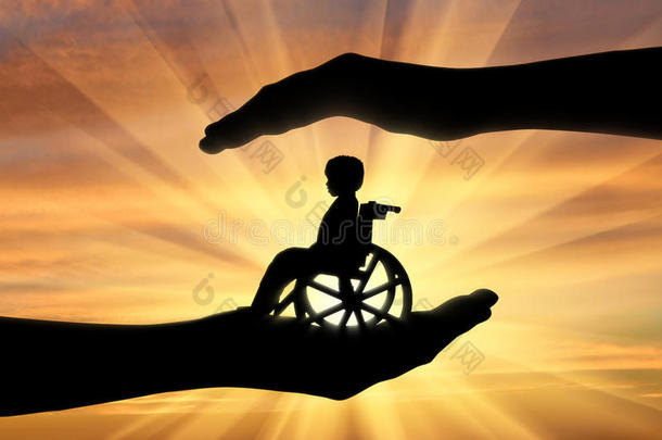 残疾人在轮椅上的孩子在男人手中