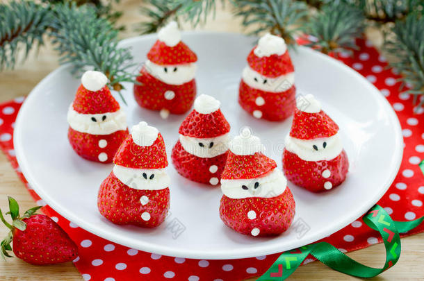 给孩子们的圣诞派对想法-草莓圣诞老人，草莓妈妈