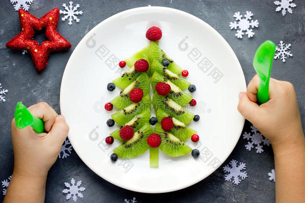 儿童早餐或甜点有趣的可食用圣诞树。 克里斯