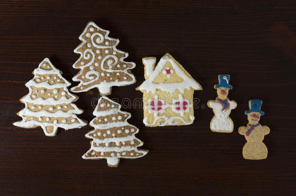 姜饼雪人，圣诞树和木背上的房子