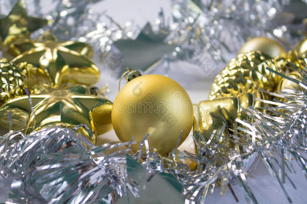 银色和金色花环花环的圣诞装饰品