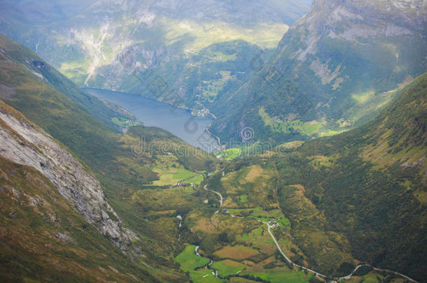 挪威山谷和峡湾Geirangerfjord从达尔斯尼巴山达丁观察甲板的经典<strong>夏季图片</strong>